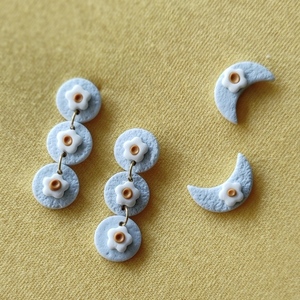 Γαλάζια stud σκουλαρίκια από πολυμερικό πηλό σε σχήμα φεγγαριού με διακοσμητικές μαργαρίτες - λουλούδια, πηλός, κρεμαστά, καρφάκι - 3