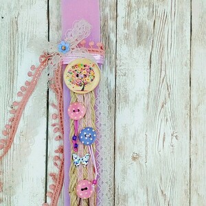 Χειροποίητη ροζ αρωματική πλακέ λαμπάδα "Ξύλινα Κουμπιά" - μήκος 20εκ. - κορίτσι, λουλούδια, λαμπάδες, για παιδιά, για εφήβους - 2