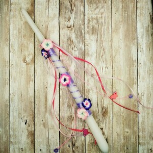 Χειροποίητη λευκή λαμπάδα με πήλινα "Λουλούδια" - μήκος 39εκ. - λουλούδια, λαμπάδες, για παιδιά, για ενήλικες, για εφήβους