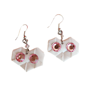 σκουλαρίκια καρδιά λευκή origami πλεκτή με στρας ρόζ για μάτια - πλαστικό, επάργυρα, μικρά, κρεμαστά, φθηνά
