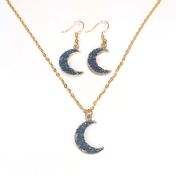 Χειροποίητο Σετ σκουλαρίκια με Κολιέ, φεγγάρι από χαλκο με ατσάλινη αλυσίδα σε χρυσό μπλε χρώμα. Μήκος αλυσίδας 50εκ. Φεγγάρι 1,5cm x 1,5cm. - χαλκός, φεγγάρι, ατσάλι, σετ κοσμημάτων