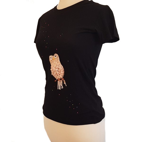 Πλεκτή χειροποίητη κουκουβάγια, γυναικείο T-shirt, μαύρο,100% βαμβάκι με λεπτομέρειες ζωγραφισμένες στο χέρι (interstellar owl). Μέγεθος SMALL - κουκουβάγια, χειροποίητα, 100% βαμβακερό - 3