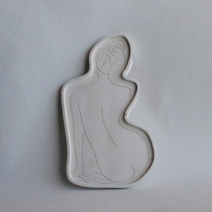 Διακοσμητικός Δίσκος με Σχέδιο Γυναικείο Σώμα από τσιμέντο Μπεζ 27cm | Concrete Decor - τσιμέντο, πιατάκια & δίσκοι