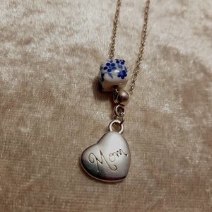 Μενταγιόν με ατσάλινη αλυσίδα με επάργυρο στοιχείο καρδιά και κεραμικό κύβο με γαλάζια λουλούδια, μήκος 45εκ - charms, μαμά, κοσμήματα - 2