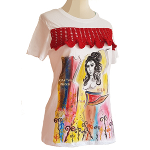 Συλλεκτικό ζωγραφισμένο στο χέρι γυναικείο T-shirt <Kretan Queen>, 100% βαμβάκι, με πλεκτό εργόχειρο, λευκό, κοντομάνικο: μέγεθος (L) - ζωγραφισμένα στο χέρι, νεανικό