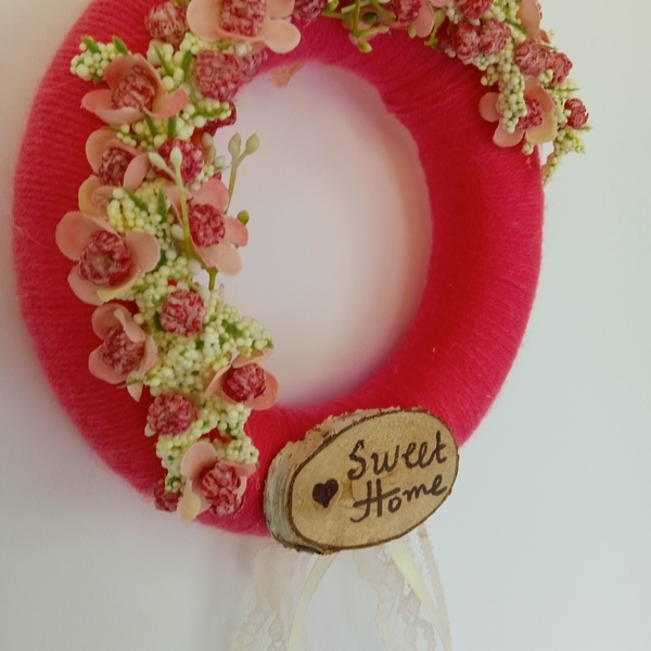 Χειροποίητο διακοσμητικό ροζ στεφανάκι διακοσμημένο με ροζ και λευκά λουλούδια, δαντέλα και ξύλινη επιγραφή Sweet Home. - στεφάνια, DIY - 3