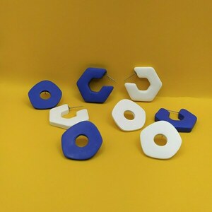 Λευκά καρφωτά σκουλαρίκια από πολυμερικό πηλό, σχήμα donuts - πηλός, καρφωτά, μικρά, ατσάλι - 2