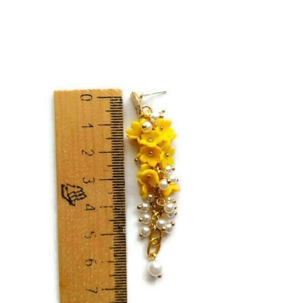 Σκουλαρίκια Καρφωτά από πολυμερικό πηλό σε σχέδιο λουλουδιού με περλες σε κιτρινο χρωμα .ΜΗΚΟΣ - 6,5 cm.100% Χειροποίητο.ΜΟΝΑΔΙΚΟ ΚΟΜΜΑΤΙ! - πηλός, μακριά, λουλούδι, κρεμαστά, πέρλες, μεγάλα, καρφάκι - 3