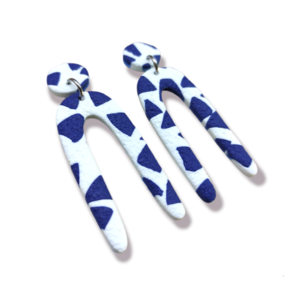 Statement κρεμαστά σκουλαρίκια από πολυμερικό πηλό σε σχήμα καμάρας με λευκό και μπλε abstract pattern - μοντέρνο, πηλός, κρεμαστά, καρφάκι - 2