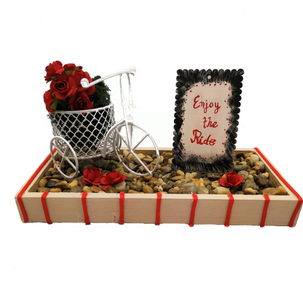 Λευκό μεταλλικό ποδήλατο με μπουκέτο από κόκκινα τριαντάφυλλα - ξύλο, πέτρα, τριαντάφυλλο, μέταλλο, διακοσμητικά - 2