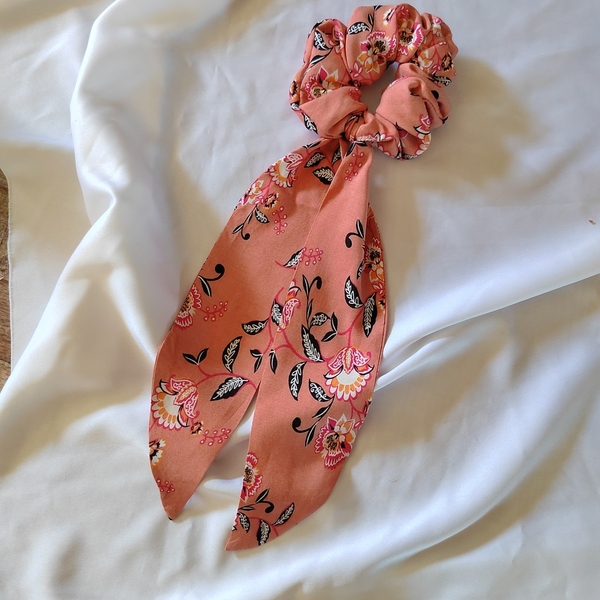 Χειροποιητο υφασμάτινο βισκοζη λαστιχάκι μαλλιών scarf scrunchie με κορδέλα φουλάρι κοκαλάκι με λαχουρια και λουλούδια σε σομον 1τμχ medium size - ύφασμα, δώρα για γυναίκες, λαστιχάκια μαλλιών - 2