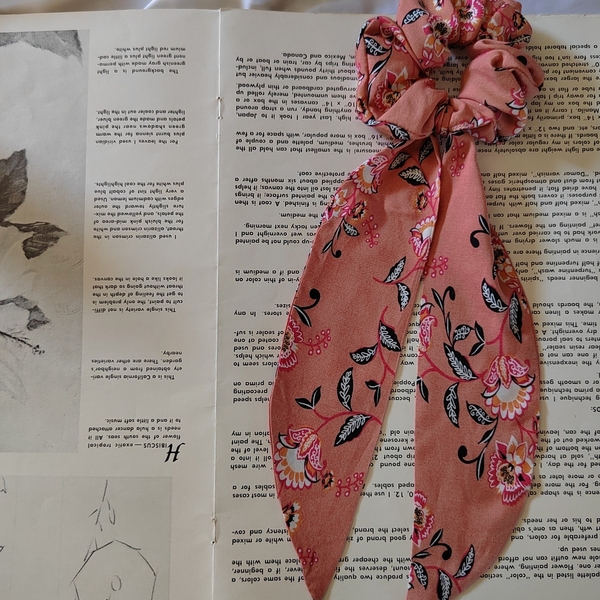 Χειροποιητο υφασμάτινο βισκοζη λαστιχάκι μαλλιών scarf scrunchie με κορδέλα φουλάρι κοκαλάκι με λαχουρια και λουλούδια σε σομον 1τμχ medium size - ύφασμα, δώρα για γυναίκες, λαστιχάκια μαλλιών - 3