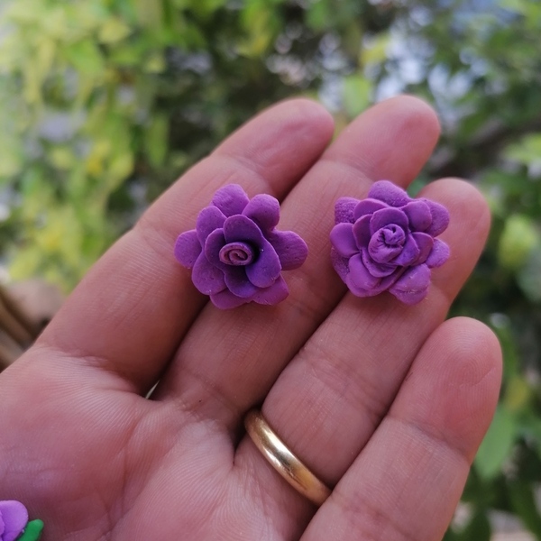Σκουλαρίκια μοβ λουλούδι απο πλημερικο πηλό - πηλός, λουλούδι, καρφωτά, μικρά, καρφάκι