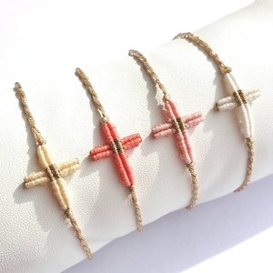 Βραχιόλι χειροποίητο μακραμέ με πλεκτό σταυρό πάνω σε μεταλιζέ κορδόνι χρυσό - σταυρός, μακραμέ, κορδόνια, αυξομειούμενα, φθηνά