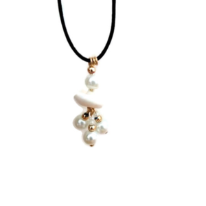 Κολιέ με Κοχύλι φυσικό σε Λευκο Χρώμα με μαυρο κορδονι 40εκ. με Πέρλες . Μοναδικο χειροποιητο κομματι - charms, μαργαριτάρι, κοχύλι, κοντά, πέρλες - 3
