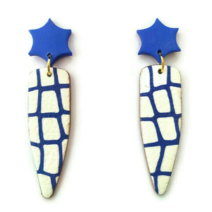 Cyclades - Σκουλαρίκια ασπίδες με μπλε - λευκό πηλό και μπλε αστεράκια - κρεμαστά, πηλός, ατσάλι, καρφάκι, αστέρι