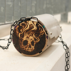 Flame hair skull - Δερμάτινη τσάντα, σπασμένο λευκό, 25x11x11 - ξύλο, χιαστί, all day, δερματίνη, μικρές