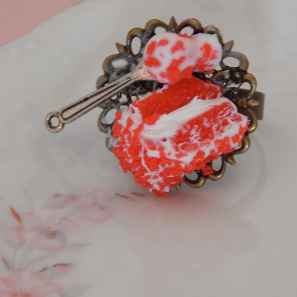 Κομμάτι τούρτας Red Velvet με κουταλάκι/ δαχτυλίδι /αυξομειούμενο /μεσαίο - πηλός, candy, αυξομειούμενα - 5