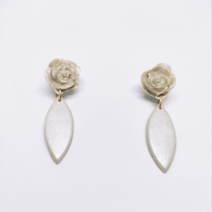 Carmen - Pearl white polymer clay handmade earrings - πηλός, λουλούδι, μικρά, κρεμαστά, καρφάκι