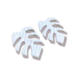 Λευκά σκουλαρίκια studs από πολυμερικό πηλό σε σχήμα φύλλου monstera - πηλός, φύλλο, κρεμαστά, καρφάκι - 3