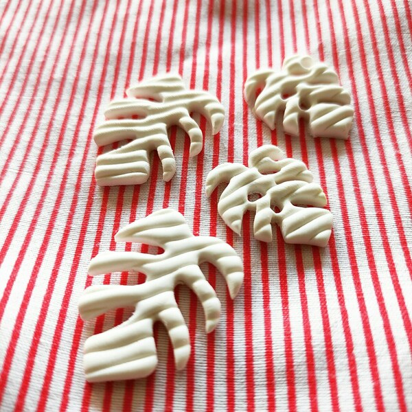 Λευκά σκουλαρίκια studs από πολυμερικό πηλό σε σχήμα φύλλου monstera - πηλός, φύλλο, κρεμαστά, καρφάκι - 4