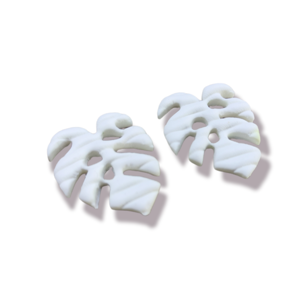 Λευκά σκουλαρίκια studs από πολυμερικό πηλό σε σχήμα φύλλου monstera - πηλός, φύλλο, κρεμαστά, καρφάκι - 2