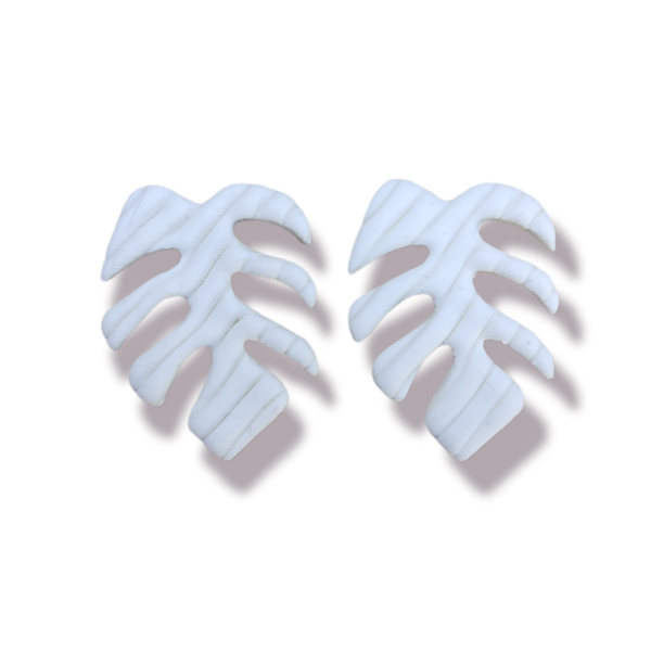 Λευκά σκουλαρίκια studs από πολυμερικό πηλό σε σχήμα φύλλου monstera - πηλός, φύλλο, κρεμαστά, καρφάκι