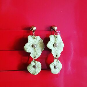Kamelia - Handmade polymer clay earrings - πηλός, μακριά, λουλούδι, κρεμαστά, καρφάκι - 3
