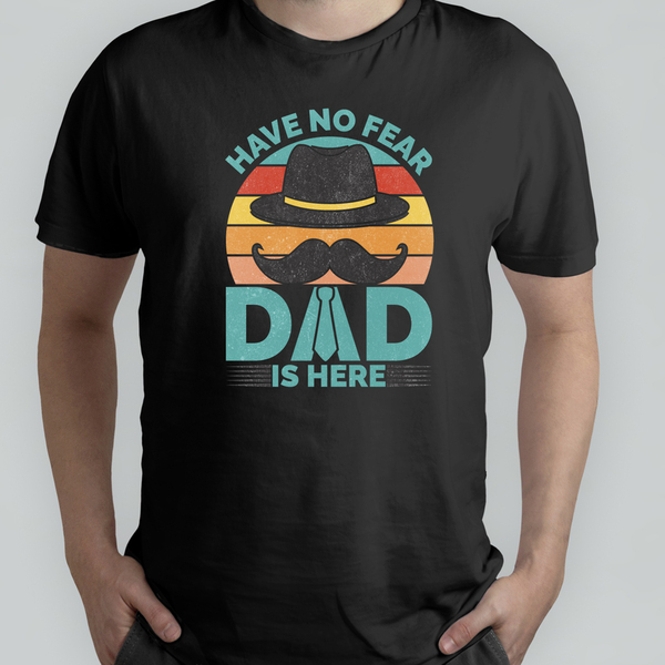 Ανδρικό T-shirt,Ο Μπαμπάς είναι εδώ. - μπαμπάς, δώρα για τον μπαμπά, γιορτή του πατέρα