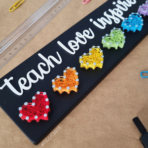 Ξύλινη πινακίδα με καρφιά & κλωστές - Δώρο για δασκάλα/ο (25x8cm) "Teach Love Inspire" - πίνακες & κάδρα, καρδιά, δώρα για δασκάλες - 2