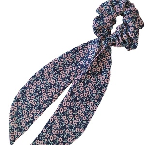 Χειροποιητο υφασμάτινο λαστιχάκι μαλλιών scarf scrunchie κοκαλάκι μπλε με λουλουδάκια medium size 1τμχ - ύφασμα, δώρα για γυναίκες, λαστιχάκια μαλλιών