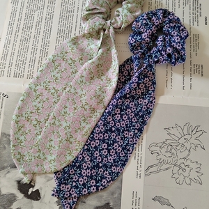 Χειροποιητο υφασμάτινο λαστιχάκι μαλλιών scarf scrunchie κοκαλάκι μπλε με λουλουδάκια medium size 1τμχ - ύφασμα, δώρα για γυναίκες, λαστιχάκια μαλλιών - 3