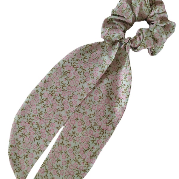 Χειροποιητο υφασμάτινο λαστιχάκι μαλλιών scarf scrunchie κοκαλάκι βισκοζη σε χρώμα μεντας με λουλουδάκια medium size 1τμχ - ύφασμα, δώρα για γυναίκες, λαστιχάκια μαλλιών