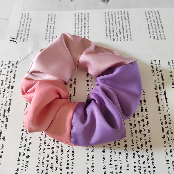 Χειροποιητο υφασμάτινο λαστιχάκι μαλλιών scrunchie κοκαλάκι σατέν patchwork με τρία χρώματα ροζ κοραλι μωβ medium size 1τμχ - ύφασμα, δώρα για γυναίκες, headbands, σατεν scrunchies - 2