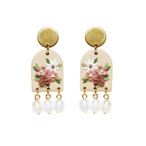 Mellow Coral Floral Earrings | Χειροποίητα μπεζ κρεμαστά σκουλαρίκια με λουλούδια και μαργαριτάρια (ατσάλι, πηλός) (6εκ.) - μαργαριτάρι, λουλούδι, ατσάλι, κρεμαστά, καρφάκι