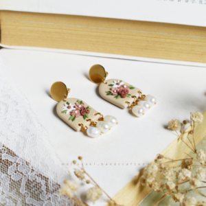 Mellow Coral Floral Earrings | Χειροποίητα μπεζ κρεμαστά σκουλαρίκια με λουλούδια και μαργαριτάρια (ατσάλι, πηλός) (6εκ.) - μαργαριτάρι, λουλούδι, ατσάλι, κρεμαστά, καρφάκι - 2