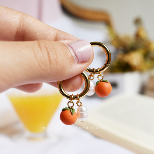 Pearl Orange Hoops| Ατσάλινα επιχρυσωμένα κρικάκια με χειροποίητα πορτοκάλια & μαργαριτάρια (πηλός, ατσάλι) (16mm) - πηλός, κρίκοι, μικρά, ατσάλι - 3