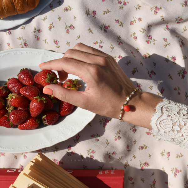Pearl Strawberry Bracelet | Ατσάλινo επιχρυσωμένo βραχιόλι με χειροποίητη φράουλα, ημιπολύτιμους λίθους & μαργαριτάρια (πηλός, ατσάλι) (18cm + 3,5cm προέκταση) - charms, μαργαριτάρι, ατσάλι, χεριού - 2
