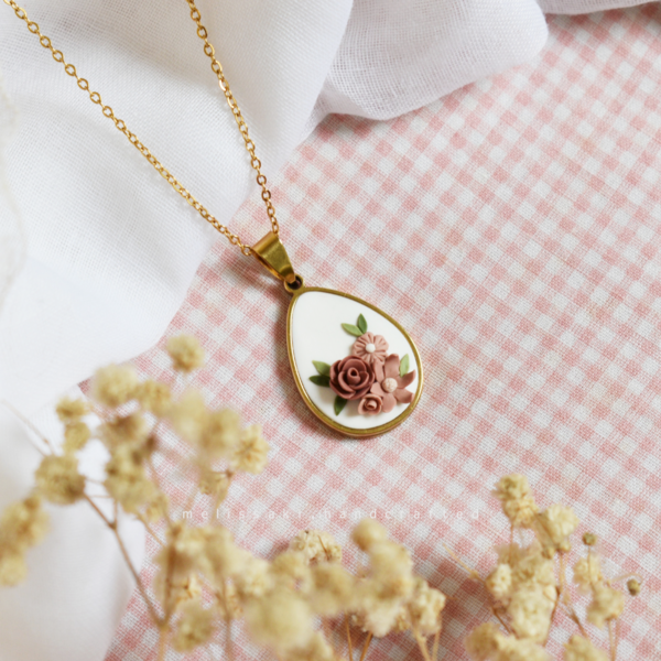 Dusty Pink Rose Pendant | Χειροποίητο ατσάλινο χρυσό μεταγιόν σε σχήμα δάκρυ με λουλούδια από πολυμερικό πηλό (ατσάλι, πηλός) (45εκ. + 5εκ. αυξομειώση) - πηλός, κοντά, λουλούδι, ατσάλι, μενταγιόν - 3