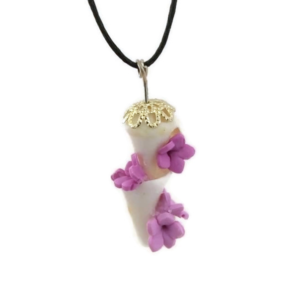 Κολιέ με Κοχύλι σε Λευκό Χρώμα 3 εκ. Λουλουδια μωβ-λιλα χρωματα -Πολυμερικος Πηλος - Μηκος 40 εκ. μαυρο επικερομενο κορδονι - κοχύλι, πηλός, τσόκερ, λουλούδι, boho