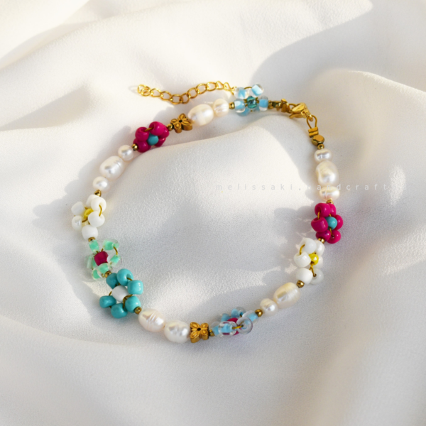 Florals & Pearls Bright Bracelet | Ατσάλινo επιχρυσωμένo βραχιόλι με λουλούδια από πολύχρωμες χάντρες, με ημιπολύτιμους λίθους & μαργαριτάρια (ατσάλι) (22cm + 5cm προέκταση) - charms, μαργαριτάρι, ατσάλι, ποδιού - 3