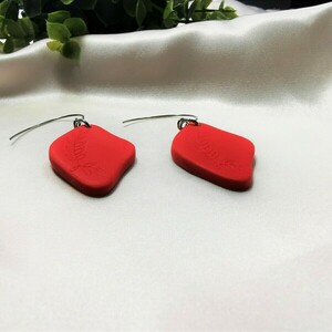 κόκκινα σκουλαρίκια χειροποίητα από πολυμερή πηλό - πηλός, μικρά, κρεμαστά, γάντζος, φθηνά - 2