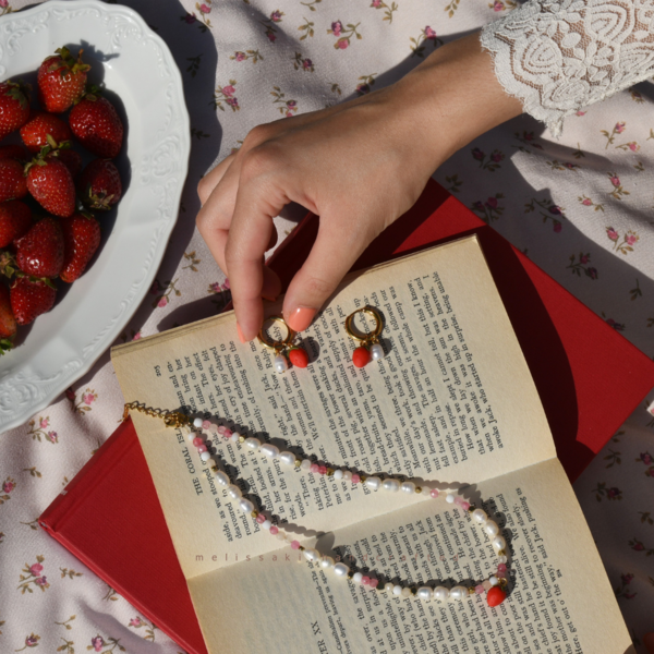 Pearl Strawberry Necklace | Ατσάλινo επιχρυσωμένo κολιέ με χειροποίητη φράουλα, ημιπολύτιμους λίθους & μαργαριτάρια (πηλός, ατσάλι) (40cm + 5cm προέκταση) - μαργαριτάρι, τσόκερ, ατσάλι, πέρλες - 5