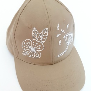 Καπέλο, τζοκευ, με κέντημα, μπεζ χρώμα, με λουλούδια, 59 εκατοστά, whitework, embroidered hat, embroidered baseball hat, βαμβακερό, χειροποίητο,γυναικείο καπέλο, με γείσο. - ύφασμα, κεντητά - 2