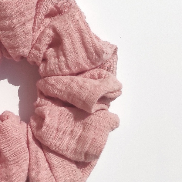 Ροζ scrunchie από βαμβακερή μουσελίνα - ύφασμα, λαστιχάκια μαλλιών, 100% βαμβακερό - 2