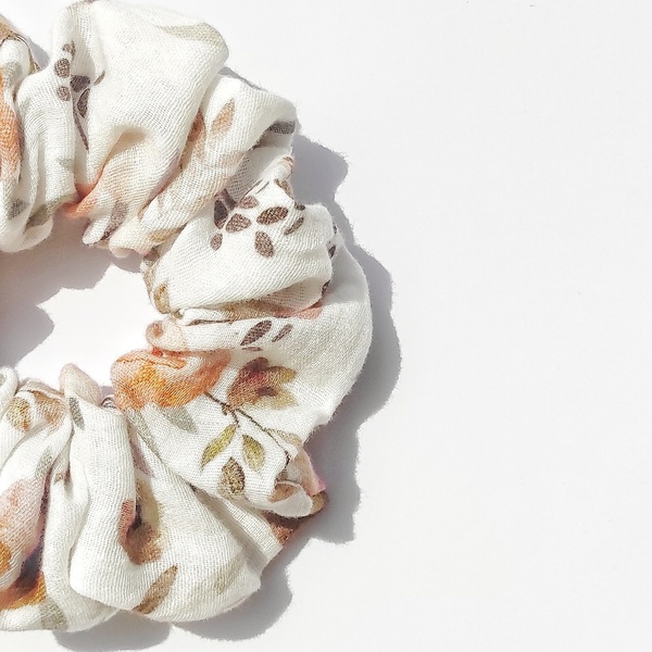 Χειροποίητο floral scrunchie από βαμβακερή μουσελίνα - ύφασμα, λαστιχάκια μαλλιών, 100% βαμβακερό - 2
