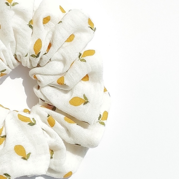 Χειροποίητο scrunchie με λεμονάκια από βαμβακερή μουσελίνα - ύφασμα, λαστιχάκια μαλλιών, 100% βαμβακερό - 2