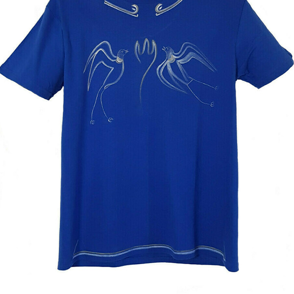 Η Ελλάδα σε απλά σύμβολα. Ζωγραφισμένο στο χέρι, μπλε κοντομάνικο ανδρικό μπλουζάκι . Μέγεθος (Μ). 100% βαμβάκι. - ζωγραφισμένα στο χέρι, 100% βαμβακερό - 2