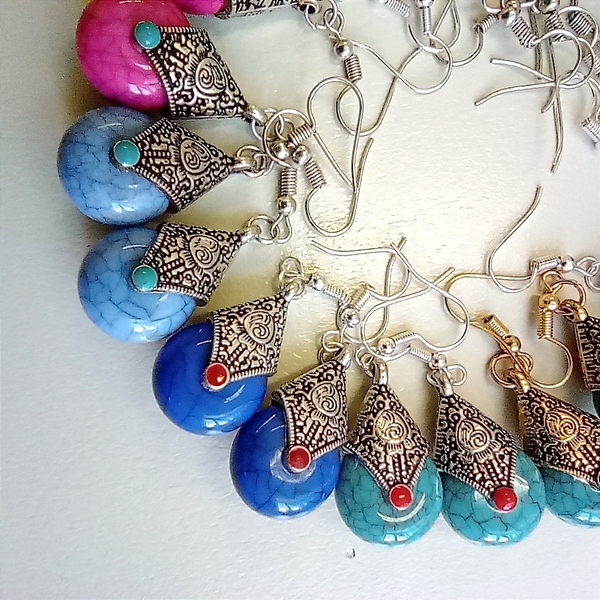 Έθνικ σκουλαρίκια με ακρυλική χάντρα σε διάφορα χρώματα - ασήμι, μικρά, ethnic, κρεμαστά, φθηνά - 2