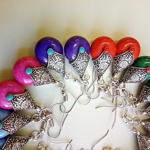 Έθνικ σκουλαρίκια με ακρυλική χάντρα σε διάφορα χρώματα - ασήμι, μικρά, ethnic, κρεμαστά, φθηνά - 3